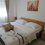 Stars Palace - And Guest house Jezera