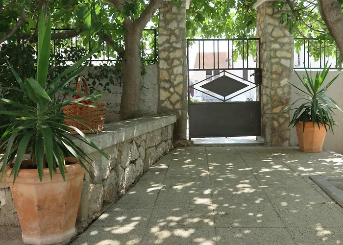 Stars Palace - And Guest house Jezera